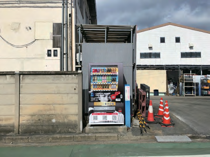 CDPラッピング自販機の設置の様子
