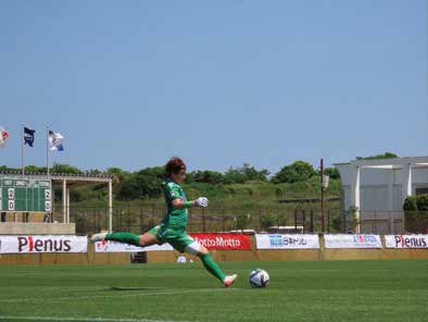 女子サッカー選手としてのプレーの様子